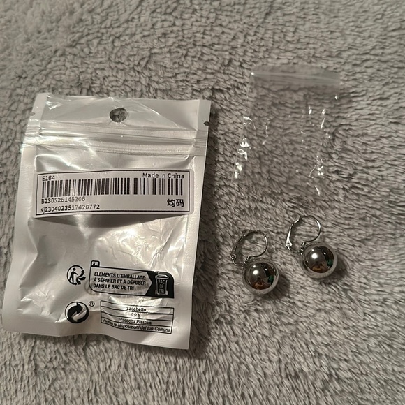 Fashion Earrings - Picture 1 of 2